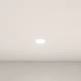 Elegant og moderne baderomsinspirasjon med skråtak, vegghengte blå servantskap og underskap, rund servant med messingarmatur, opplyst speil og naturlig lysinnfall