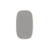 Elegant og moderne baderomsinspirasjon med skråtak, vegghengte blå servantskap og underskap, rund servant med messingarmatur, opplyst speil og naturlig lysinnfall