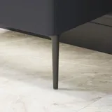 Baderomsinspirasjon med mørkeblå veggpaneler, romantisk blomstrete tapet, mørkeblå servantskap med myke former og et vakkert rundt speil med lys som skaper et vintage uttrykk