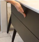 Stort og luksuriøst bad med flotte ovale speil og lekre fliser i naturfarger