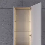 Baderomsinspirasjon med skråvegger, grå servantskap og overskap, spesialtilpassede benkeplater, moderne firkantet bordstående servant, firkantet speil med lys, rå betongvegger og gulv gir et urbant uttrykk