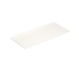 Baderom med skrått tak inspirasjon, beige baderomsmøbler med rifler, elegant benkeplate og firkantet bordstående servant, vakkert firkantet speil med stilige hyller, blå vegger, store vinduer og sort fiskebeinsgulv gir et lyst og urbant uttrykk.