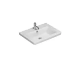 Baderomsinspirasjon med mørkeblå veggpaneler, romantisk blomstrete tapet, mørkeblå servantskap med myke former og et vakkert rundt speil med lys som skaper et vintage uttrykk