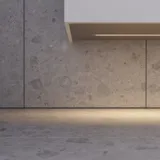 Baderomsinspirasjon med baderomsmøbler i grønn spesialfarge med sider i naturlig eik, elegante riller, stilfull benkeplate med romantisk oval bordstående servant, vakkert ovalt speil, gir sammen med blomstrete tapet et yndefullt, vintage retro uttrykk.