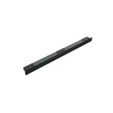 Baderom med skrå vegger inspirasjon, med baderomsmøbler i lilla med elegante rammefronter, flott oval speil med lampe, vakker og praktisk hylle, samt lilla malt vegg og grått fiskebeinsgulv som gir et elegant og moderne uttrykk.