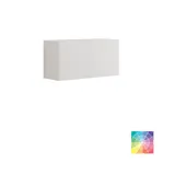 Lite, stilfullt baderom med mørkeblå vegger, myke gule baderomsmøbler med riller, og elegant rundt speil med lampe.