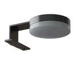 Baderom med skrått tak inspirasjon, beige baderomsmøbler med rifler, elegant benkeplate og firkantet bordstående servant, vakkert firkantet speil med stilige hyller, blå vegger, store vinduer og sort fiskebeinsgulv gir et lyst og urbant uttrykk.