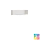 Lite, stilfullt baderom med mørkeblå vegger, myke gule baderomsmøbler med riller, og elegant rundt speil med lampe.