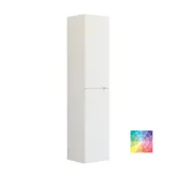 Baderomsinspirasjon med røde vegger, mykt formede røde servantskap og høyskap, elegant hvit servant og et vakkert ovalt speil med lys som sammen med de naturlige omgivelsene skaper et vintage uttrykk