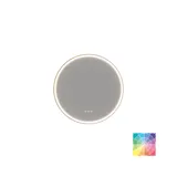 Baderomsinspirasjon med mørkeblå veggpaneler, romantisk blomstrete tapet, mørkeblå servantskap med myke former og et vakkert rundt speil med lys som skaper et vintage uttrykk