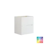 Baderomsinspirasjon med mørkeblå veggpaneler, romantisk blomstrete tapet, mørkeblå servantskap med myke former og et vakkert rundt speil med lys som skaper et vintage uttrykk