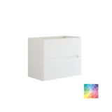 Baderomsinspirasjon med røde vegger, mykt formede røde servantskap og høyskap, elegant hvit servant og et vakkert ovalt speil med lys som sammen med de naturlige omgivelsene skaper et vintage uttrykk