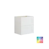 Stort bad i grønne farger med servantskap, ovalt speil med messingkant og flotte dører med ramme