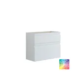 Liten baderomsinspirasjon med servantskap og overskap over toalett i beige spesialfarge, elegant speilskap med integrert lys, de lyse fargene og hvite gardinet skaper en romantisk og feminin atmosfære.