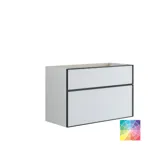 Baderom med skrå vegger inspirasjon, med baderomsmøbler i lilla med elegante rammefronter, flott oval speil med lampe, vakker og praktisk hylle, samt lilla malt vegg og grått fiskebeinsgulv som gir et elegant og moderne uttrykk.