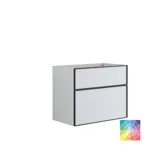 Baderom med skrå vegger inspirasjon, med baderomsmøbler i lilla med elegante rammefronter, flott oval speil med lampe, vakker og praktisk hylle, samt lilla malt vegg og grått fiskebeinsgulv som gir et elegant og moderne uttrykk.