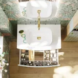 Baderomsinspirasjon med baderomsmøbler i grønn spesialfarge med sider i naturlig eik, elegante riller, stilfull benkeplate med romantisk oval bordstående servant, vakkert ovalt speil, gir sammen med blomstrete tapet et yndefullt, vintage retro uttrykk.