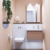 Lite baderomsinspirasjon med vaskeskap i spesialfarge med integrert grep, speilskap med lamper, dekorasjonsspeil med tonet glasshylle, hvite fiskebeinsfliser gir et stilrent og klassisk uttrykk.