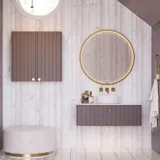 Inspirerende baderom med spesiallagde lilla skap med elegante riller, stilfull benkeplate og frittstående vask, stort speil med messingkant, fliser og vegger i lilla nyanser gir et romantisk og feminint preg