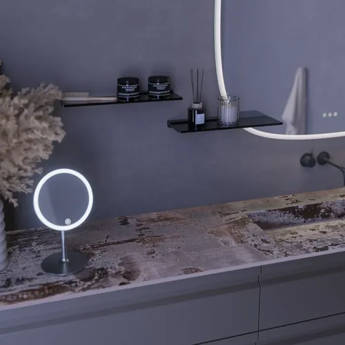 Stor baderomsinspirasjon med grå servantskap med integrert håndtak, stilfull sidemontert vask, kvadratisk speil med avrundede hjørner, vegger i betonglook og rå materialer for et urbant uttrykk