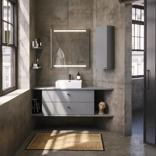 Baderomsinspirasjon med skråvegger, grå servantskap og overskap, spesialtilpassede benkeplater, moderne firkantet bordstående servant, firkantet speil med lys, rå betongvegger og gulv gir et urbant uttrykk