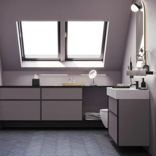 Baderom med skrå vegger inspirasjon, med baderomsmøbler i lilla med elegante rammefronter, flott oval speil med lampe, vakker og praktisk hylle, samt lilla malt vegg og grått fiskebeinsgulv som gir et elegant og moderne uttrykk.