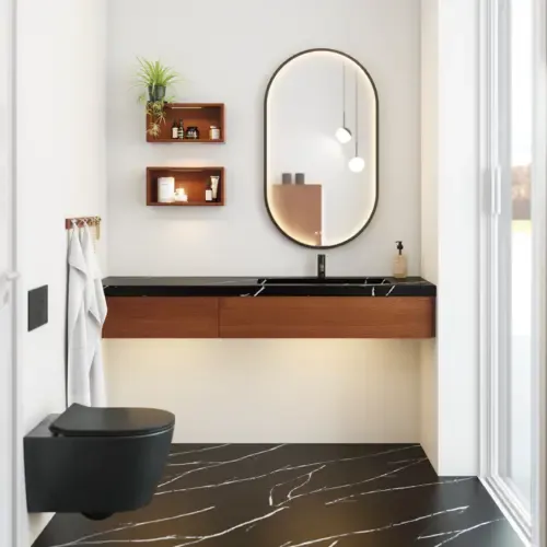 Moderne og stilfull baderomsinspirasjon med ovalt speil med svart ramme og lysstyring, farget toalett, servantskap, underskap og skap i rødbrun eik, Silestone servant og matchende gulv