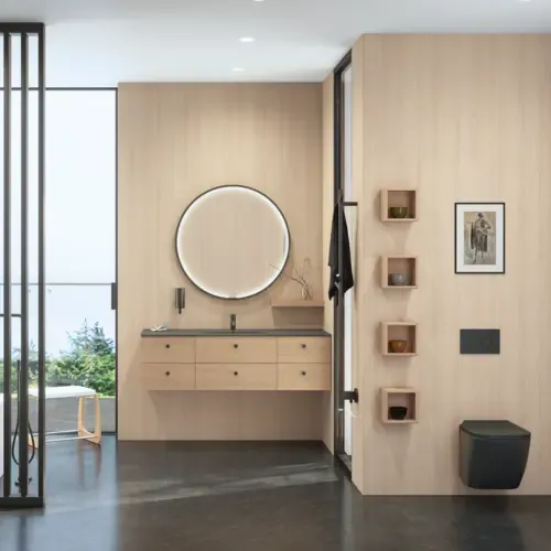 Stilfullt baderom i skandinavisk og japandi stil med lyse trevegger, rundt speil og minimalistiske baderomsmøbler