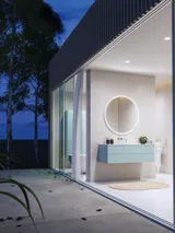 Stort og lekkert bad med baderomsmøbler i lyse, blå farger og holdt i nordisk stil