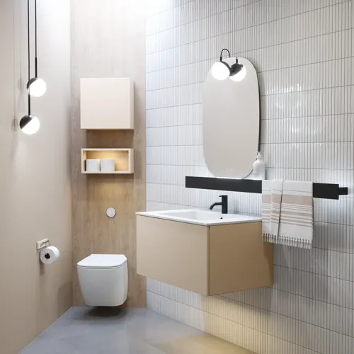 Stilfull baderomsinspirasjon med beige servantskap med innerskuff, overskap, åpen hylle, ovalt speil med belysning, matchende pendler, hylle under speilet, og vegghengt toalett. Vegger med lyse, avlange fliser