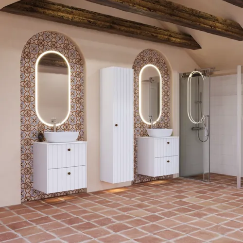 Stor baderomsinspirasjon med hvite møbler med riller, elegante benkeplater og bordstående servanter, ovale speil med lys, synlige bjelker og mønstrede fliser gir et vintage og stilfullt uttrykk