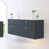 Elegant og moderne baderomsinspirasjon med skråtak, vegghengte blå servantskap og underskap, rund servant med messingarmatur, opplyst speil og naturlig lysinnfall