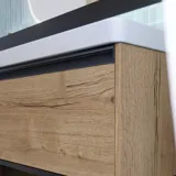 Baderomsinspirasjon med avlange blå fliser, baderomsmøbler i natur eik med sorte detaljer som skaper et harmonisk og sofistikert uttrykk