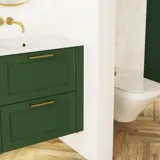 Stort bad i grønne farger med servantskap, ovalt speil med messingkant og flotte dører med ramme