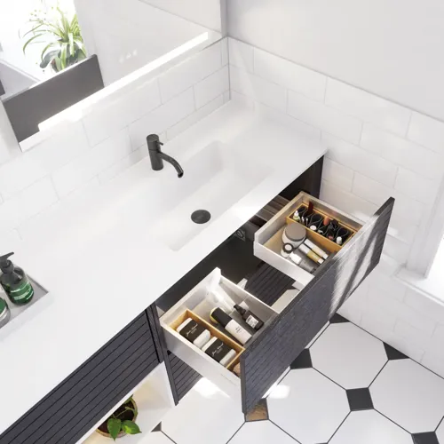 Stort baderomsinspirasjon med baderomsmøbler i noir eik med elegante lameller, stilfull dobbel servant, firkantede speil, hvite fliser med geometrisk mønster gir et lyst, symmetrisk og klassisk uttrykk.