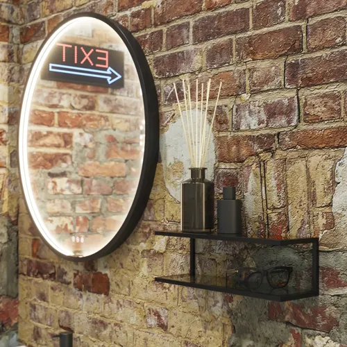 Rått og moderne bad i urban stil. Flotte servantskap og runde speil med sorte kanter