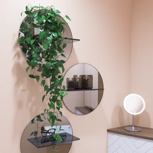 Lite baderomsinspirasjon med vaskeskap i spesialfarge med integrert grep, speilskap med lamper, dekorasjonsspeil med tonet glasshylle, hvite fiskebeinsfliser gir et stilrent og klassisk uttrykk.