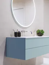 Stort og lekkert bad med baderomsmøbler i lyse, blå farger og holdt i nordisk stil