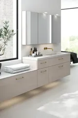 Lyst og lekkert bad med dusjhjørne og benkeplate i stein