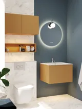 Lite, stilfullt baderom med mørkeblå vegger, myke gule baderomsmøbler med riller, og elegant rundt speil med lampe.