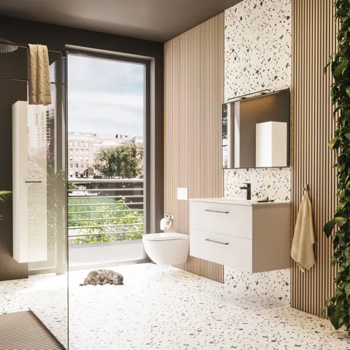 Stor baderomsinspirasjon med baderomsmøbler i matt hvitt med elegant servant og firkantet speil med svart kant og lampe, terrazzovegg og -gulv og planter på veggen for et moderne og sofistikert uttrykk.