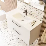 Stor baderomsinspirasjon med baderomsmøbler i matt hvitt med elegant servant og firkantet speil med svart kant og lampe, terrazzovegg og -gulv og planter på veggen for et moderne og sofistikert uttrykk.