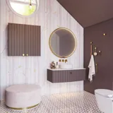 Inspirerende baderom med spesiallagde lilla skap med elegante riller, stilfull benkeplate og frittstående vask, stort speil med messingkant, fliser og vegger i lilla nyanser gir et romantisk og feminint preg