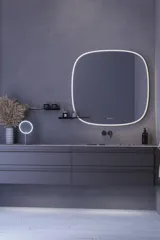 Stor baderomsinspirasjon med grå servantskap med integrert håndtak, stilfull sidemontert vask, kvadratisk speil med avrundede hjørner, vegger i betonglook og rå materialer for et urbant uttrykk