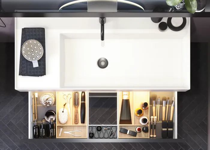 Baderom med skrå vegger inspirasjon, med baderomsmøbler i lilla med elegante rammefronter, flott oval speil med lampe, vakker og praktisk hylle, samt lilla malt vegg og grått fiskebeinsgulv som gir et elegant og moderne uttrykk.