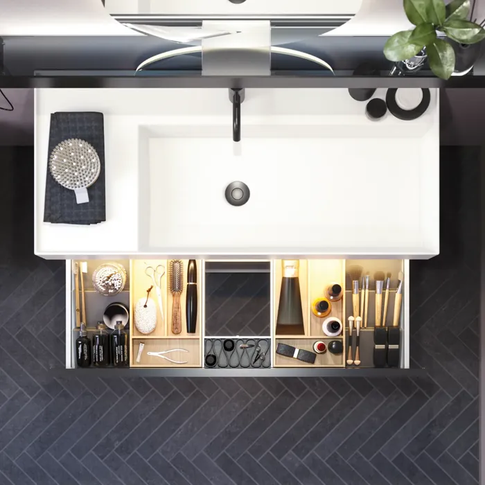 Baderom med skrå vegger inspirasjon, med baderomsmøbler i lilla med elegante rammefronter, flott oval speil med lampe, vakker og praktisk hylle, samt lilla malt vegg og grått fiskebeinsgulv som gir et elegant og moderne uttrykk.